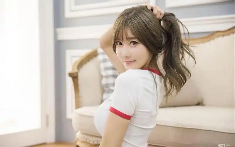 摘下(xià)眼鏡 媽(mā)媽(mā)樂(yuè)得(de)合不(bù)攏嘴